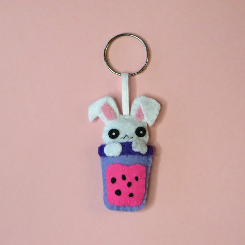 Porte clé lapin kawaii dans un bubble tea, accessoire en feutrine à offrir