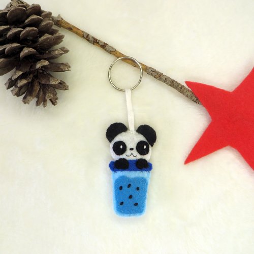 Porte-clés panda kawaii dans un bubble tea, accessoire à offrir en feutrine