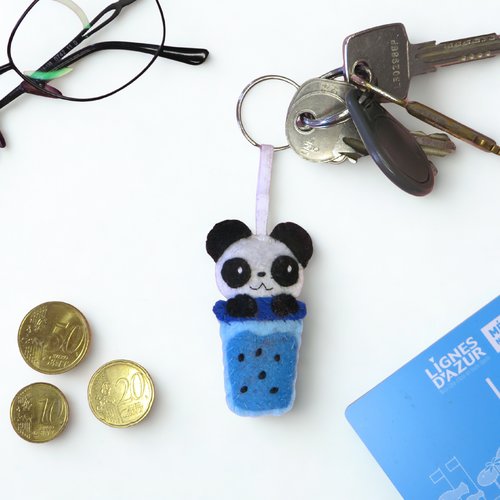 Porte-clés panda kawaii dans un bubble tea, accessoire à offrir en feutrine