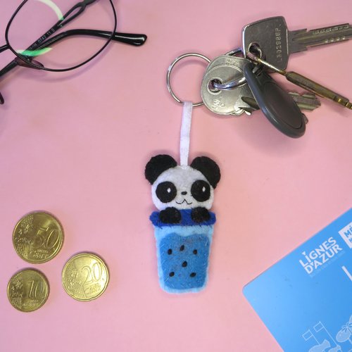 Porte-clés panda kawaii dans un bubble tea, accessoire à offrir en feutrine