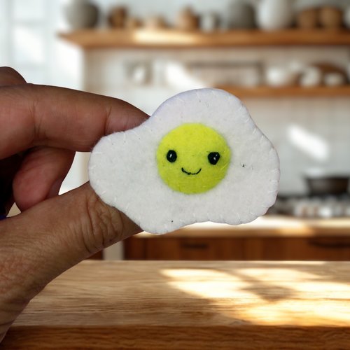 Broche oeuf au plat kawaii en feutrine, adorable accessoire à offrir