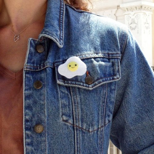 Broche oeuf au plat kawaii en feutrine, adorable accessoire à offrir