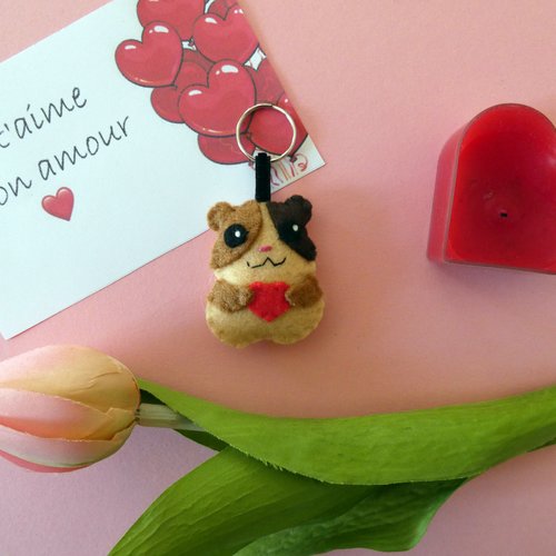 Mini peluche hamster avec un coeur, porte clé en feutrine