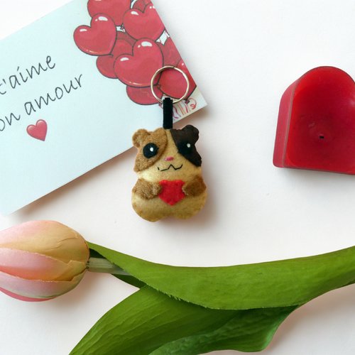 Mini peluche hamster avec un coeur, porte clé en feutrine