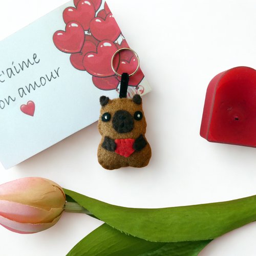 Mini peluche capybara avec un coeur, porte clé en feutrine