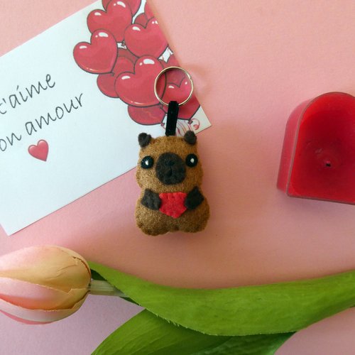 Mini peluche capybara avec un coeur, porte clé en feutrine