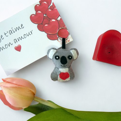 Mini peluche koala avec un coeur, porte clé en feutrine