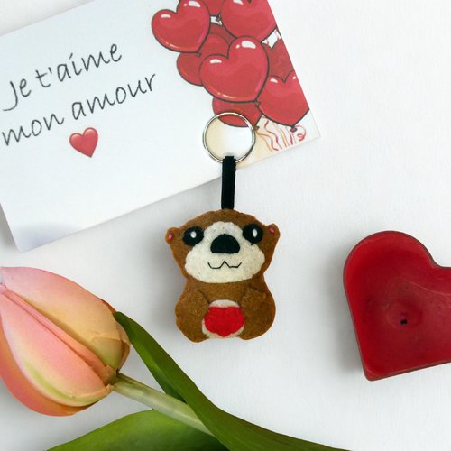 Mini peluche loutre portant un coeur, porte clé kawaii en feutrine
