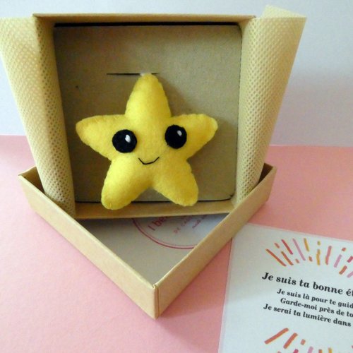 Porte clé étoile souriante, en feutrine jaune, sur carte à message inspirant