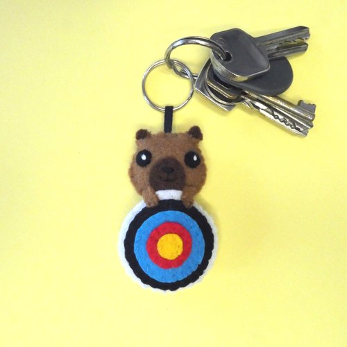 Porte clé tir à l'arc, capybara tenant une cible