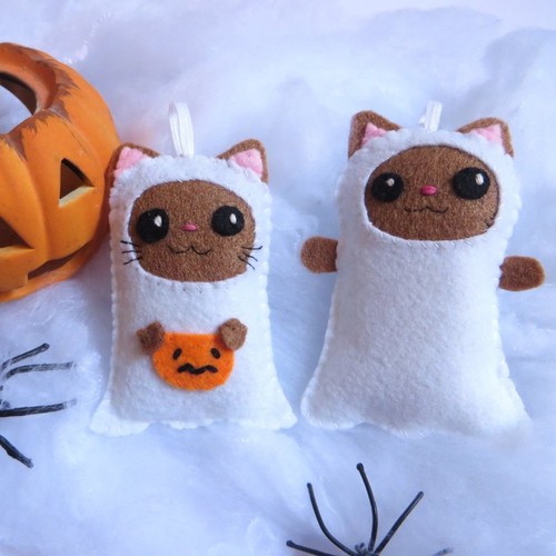 Petits chats fantômes, decoration d'halloween, fait main, en feutrine, à suspendre
