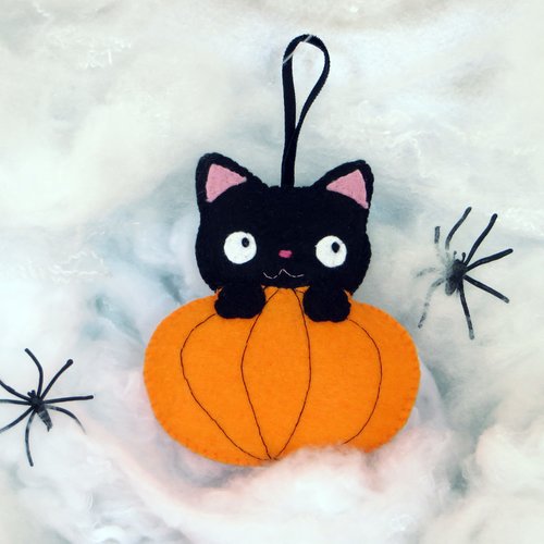 Décoration pour halloween, chat noir dans une citrouille, fait main, en feutrine, à suspendre