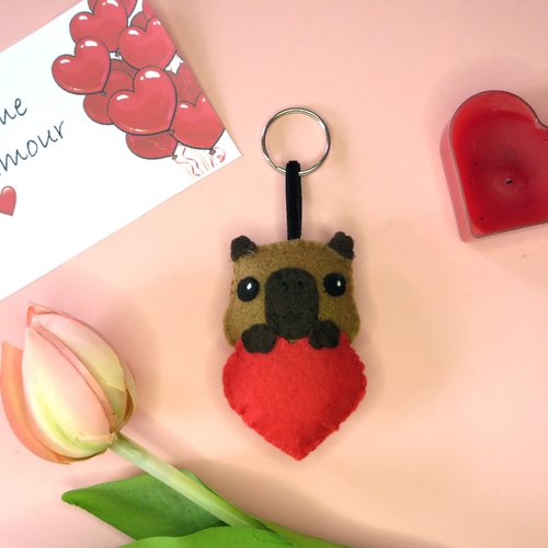 Porte clé capybara dans un coeur, accessoire kawaii, cadeau d'amour, mignonnerie à offrir, en feutrine, fait main