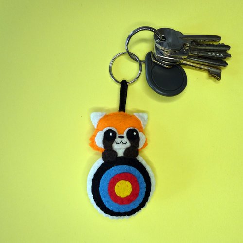 Porte clé tir à l'arc, panda roux dans une cible