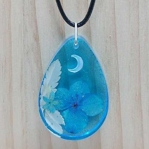 Pendentif en resine et fleur naturelle d 'hortensia