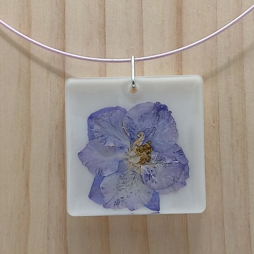 Collier avec pendentif en résine et fleur naturelle de nigelle