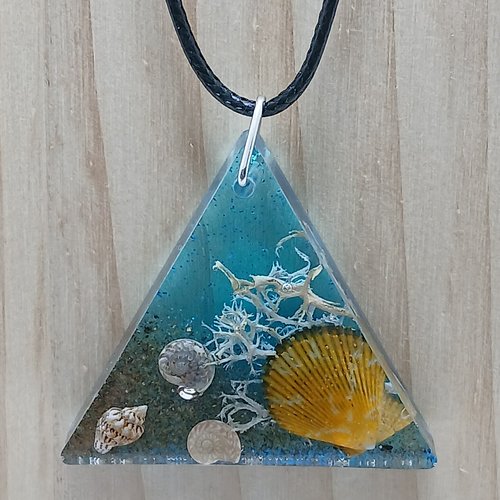 Collier avec pendentif en résine avec coquillages thème mer