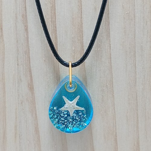Collier avec pendentif en résine et etoile