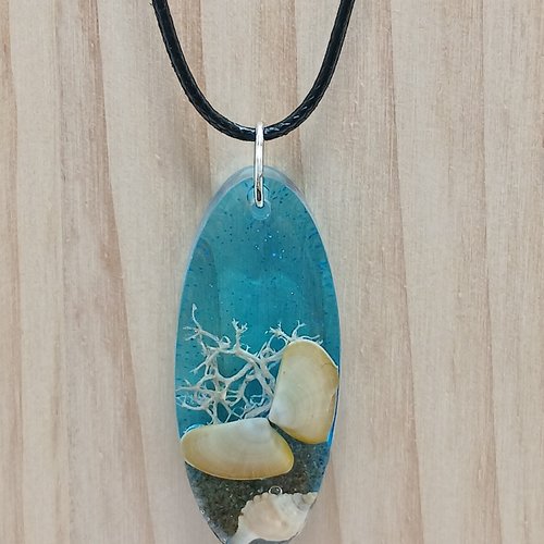 Collier avec pendentif en résine et coquillages thème mer