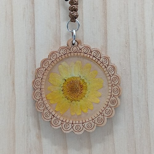 Collier avec pendentif en résine et bois