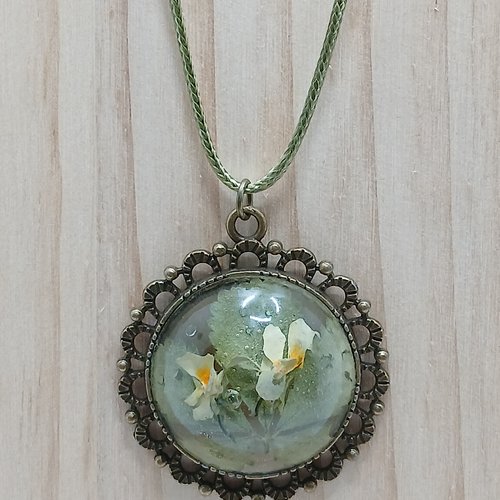 Collier avec un pendentif vintage en résine et fleurs de pensées sauvages