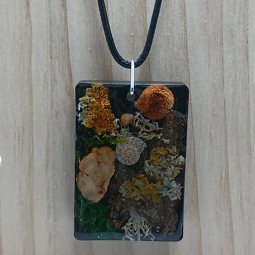 Magnifique collier avec pendentif en résine et éléments naturels thème sous-bois