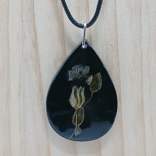 Collier avec pendentif en résine et fleurs naturelles séchées