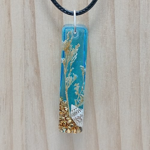 Collier avec pendentif en résine  thème mer