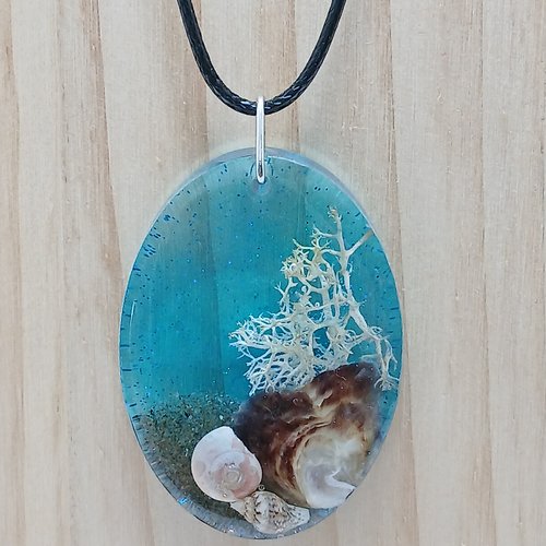 Collier avec pendentif en résine thème mer