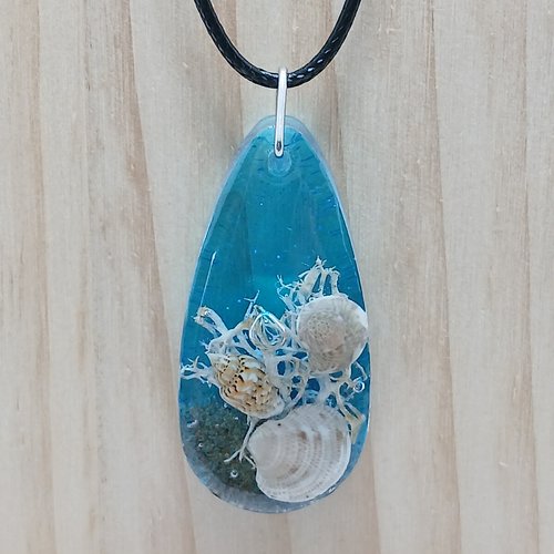 Collier avec pendentif en résine thème mer