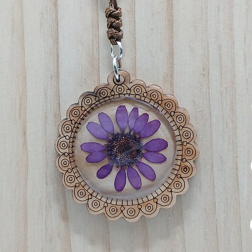 Collier avec pendentif en bois et résine avec fleur violette