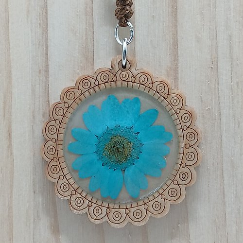 Collier avec pendentif en résine et fleur