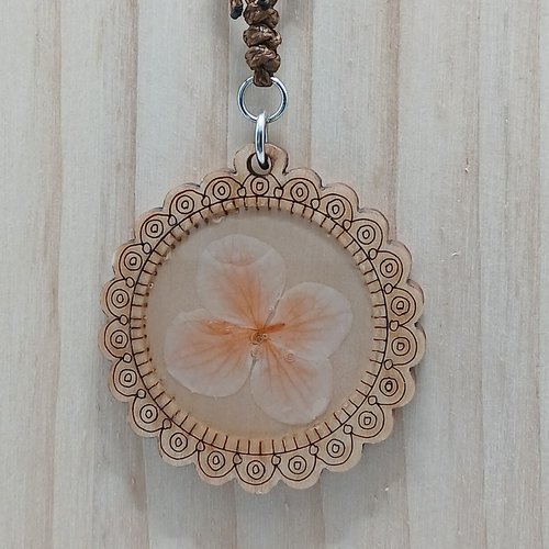 Collier avec pendentif en résine et pétale d'hortensia