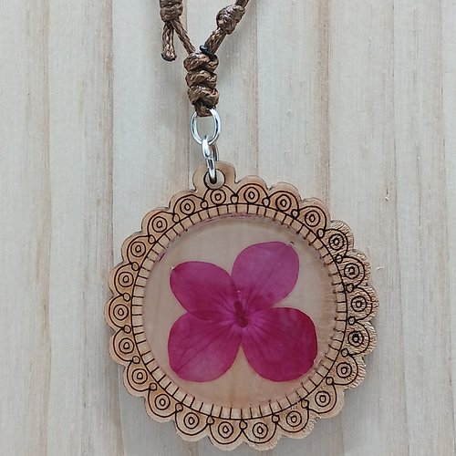 Collier avec pendentif en bois et résine avec pétale d'hortensia