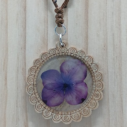 Collier avec pendentif en bois et résine avec pétale d'hortensia