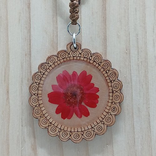 Collier avec pendentif en bois et résine avec fleur