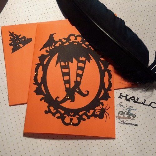 Carte double et son enveloppe, halloween,  chaussettes et chaussures boucles sorcière,  cadre filigrane style gothique, corbeau. carterie