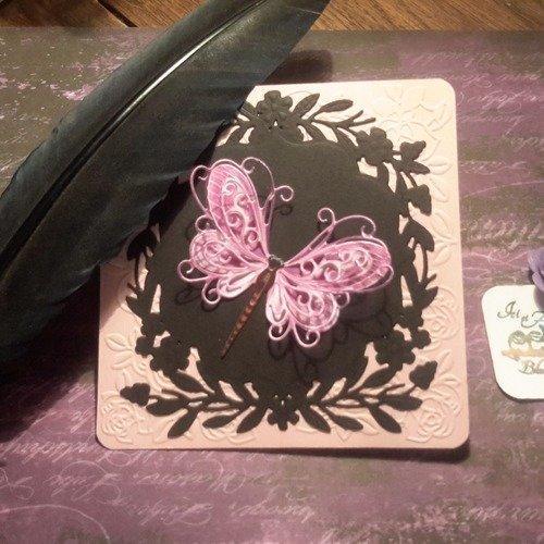    carte et son enveloppe,  embossée roses, libellule  3d, ailes filigranées. mauve, violet dégradé.