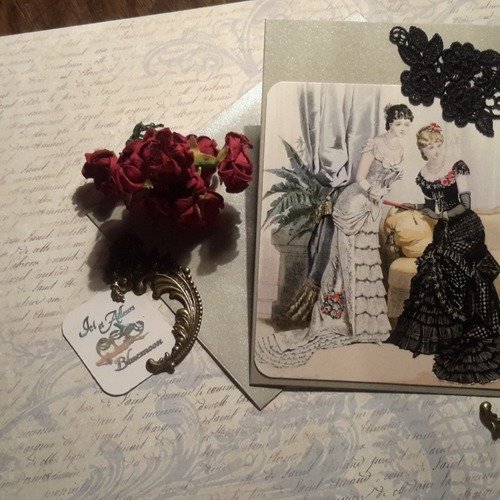 Carte double et son enveloppe couleur gris nacré,  irisé, les élégantes. . fleurs dentelle noire. carte romantique 