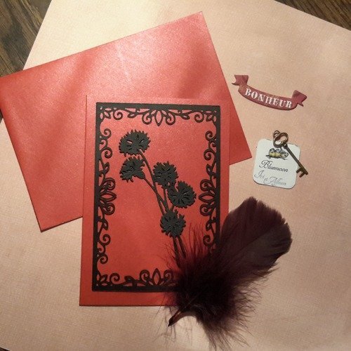 Carte  double rouge grenat irisé et noir, enveloppe. cadre ajouré découpes arabesques, bouquet de fleurs. papeterie