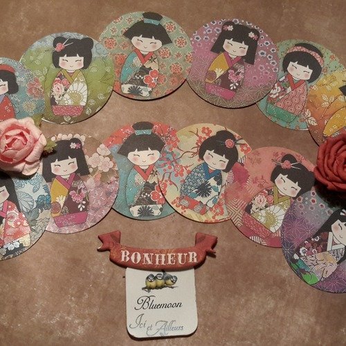 Lot 12 embellissements poupées chinoises kokeshi. ronds. tags, étiquettes. scrapbooking 