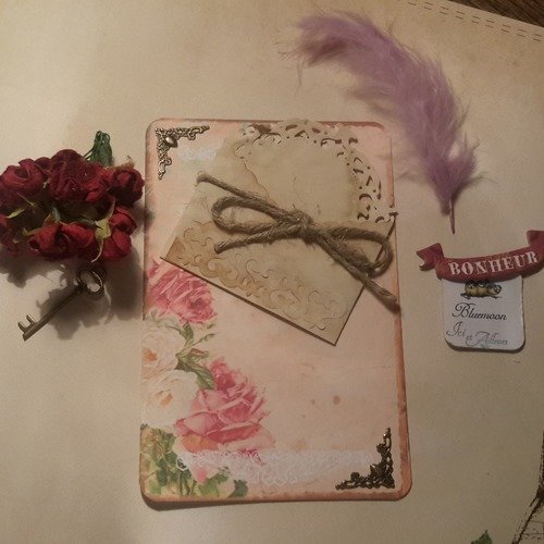 Carte vintage. roses shabby. embellissement mini enveloppe vieillie et son napperon message. carterie, papeterie