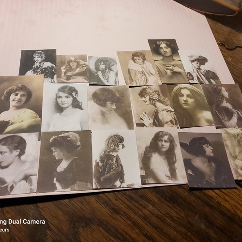 Lot  18 petites images, collection portraits féminins, noir et blanc. carterie, scrapbooking.