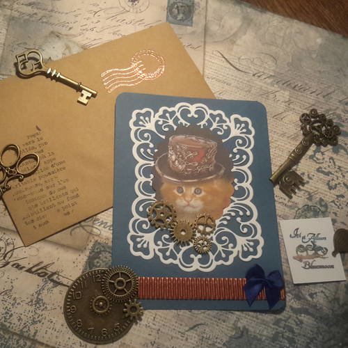 Carte steampunk et enveloppe. chat chapeau, rouages métal bronze.  découpes cadre, noeud satin et carton. 