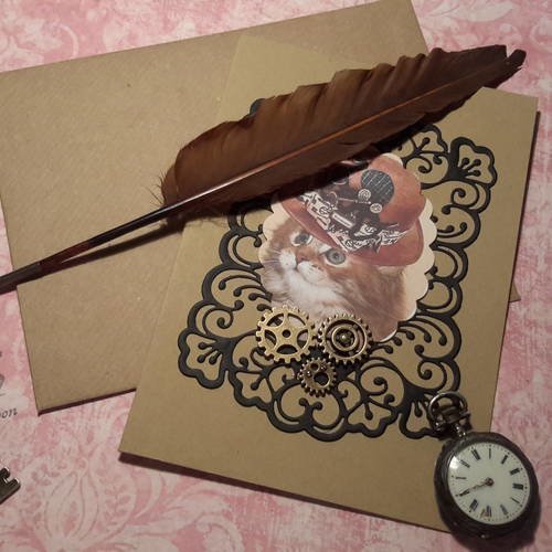 Carte double kraft steampunk et enveloppe. chat au chapeau, rouages métal bronze.  découpes papier fleurs. 