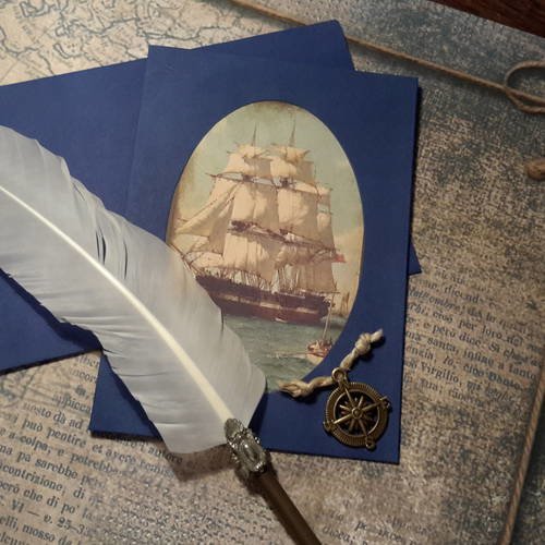 Carte double et enveloppe bleu marine, découpe ovale , illustration bateaux 3 mâts, breloque métal boussole. 