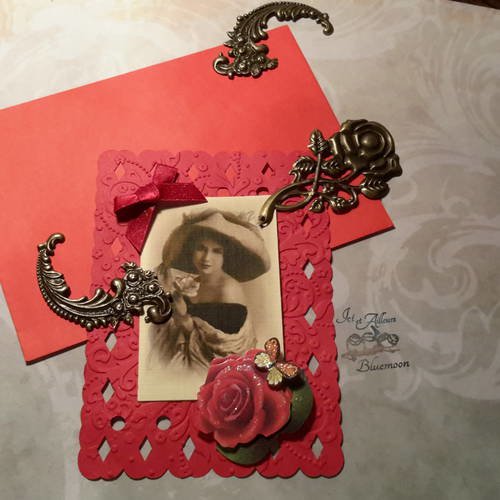 Carte rectangulaire, enveloppe rouges. cadre embossé  portrait  femme élégante, rose et papillon 3d, noeud satin. 