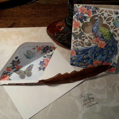 Carte double paon filigrane  et enveloppe papillons. tons bleus verts magnifiques.   fleurs,  roses. carterie 