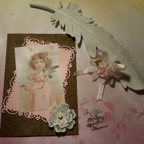 Carte embossée et enveloppe, die cut, petite fille au pigeon. vintage 1900. fleur pergamano peinte. 