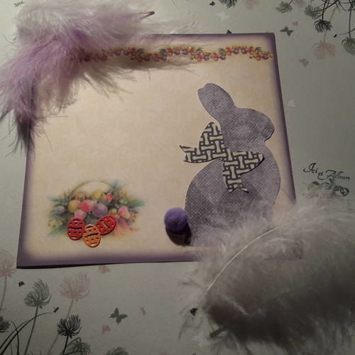 Carte de fête de pâques.  a poser. lapin avec grand noeud, queue pompon, panier d'oeufs.  relief.